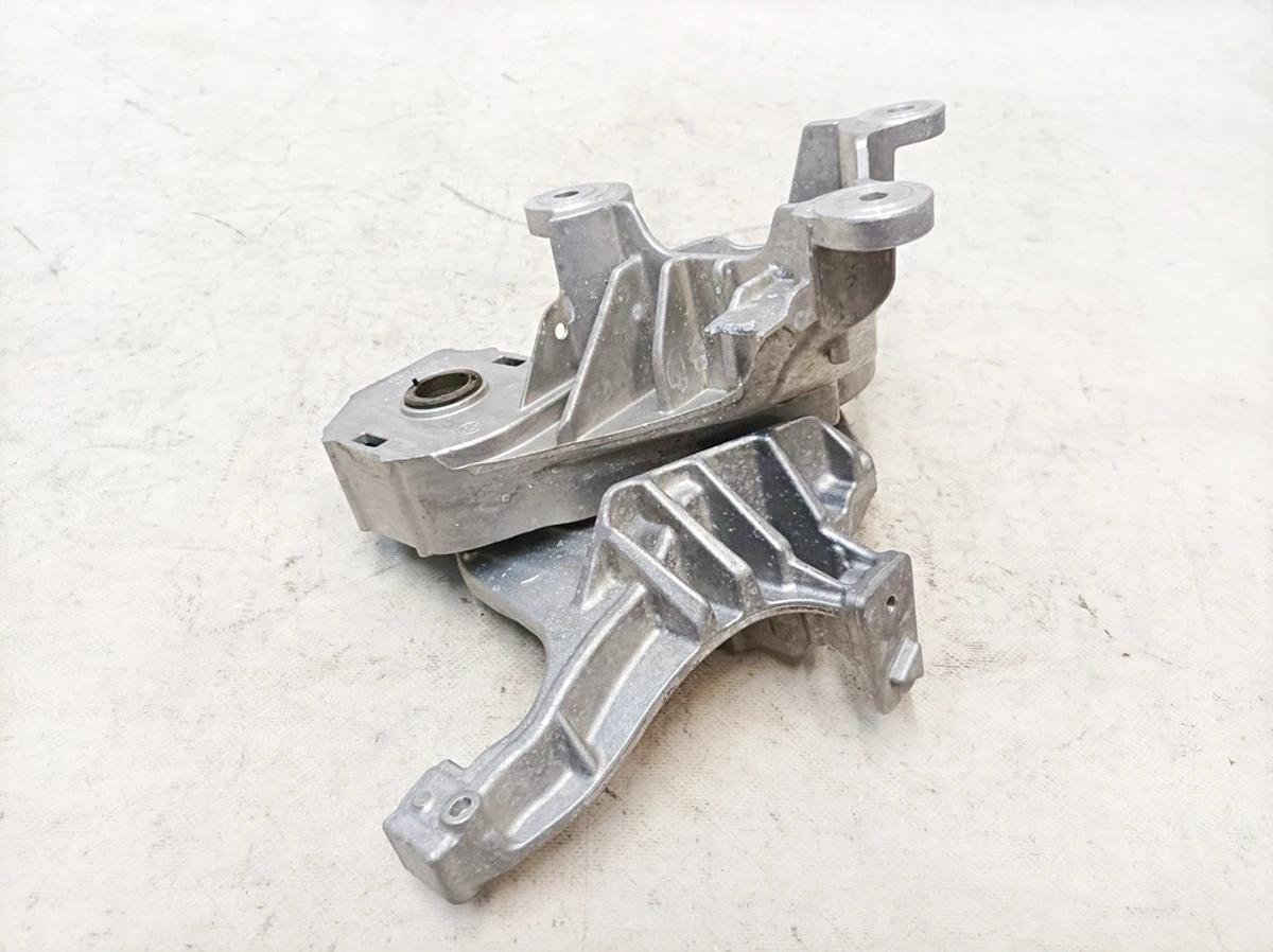 Опора компрессора кондиционера эластомерная внешняя правая в сборе Mercedes EQS A2978306602