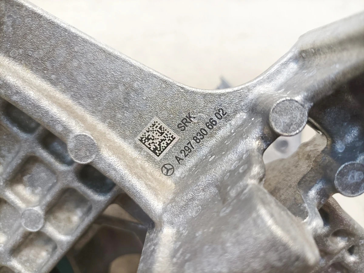 Опора компрессора кондиционера эластомерная внешняя правая в сборе Mercedes EQS A2978306602