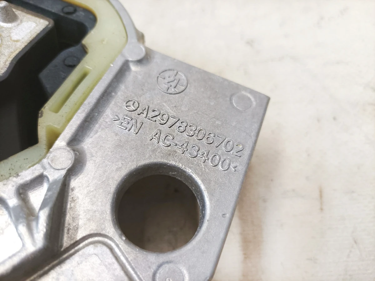 Опора компресора кондиціонера еластомірна ліва Mercedes EQS A2978306702