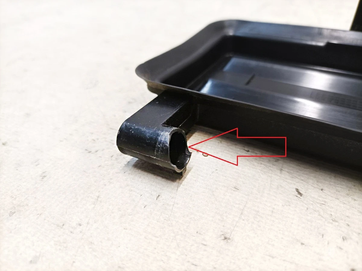 Кришка корпусу повітряного фільтра з пошкодженням Mercedes EQS A2978307201