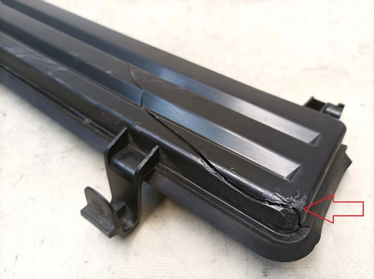 Кришка корпусу повітряного фільтра з пошкодженням Mercedes EQS A2978307201