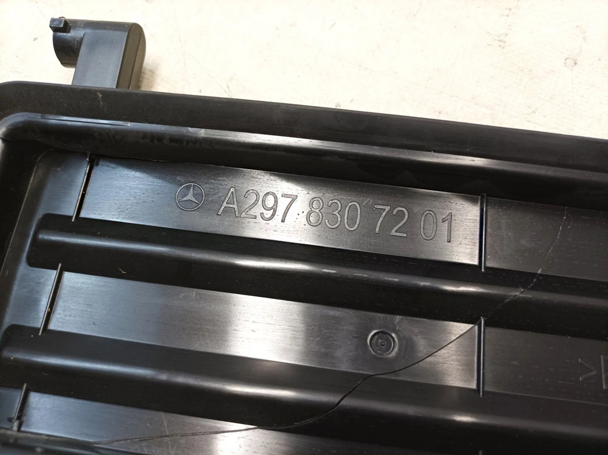 Кришка корпусу повітряного фільтра з пошкодженням Mercedes EQS A2978307201