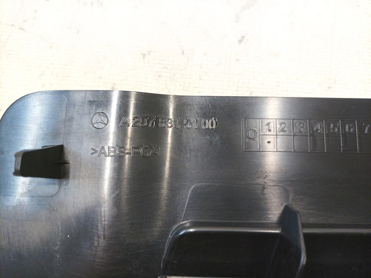 Решітка обдування ніг другого ряду ліва Mercedes EQS A2978315100