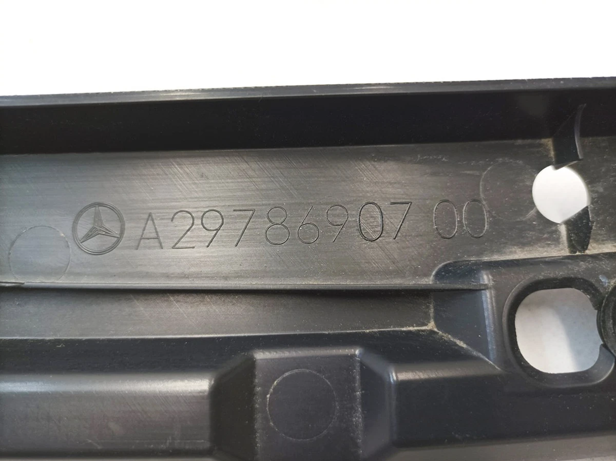 Накладка водостока лобового стекла Mercedes EQS A2978690700