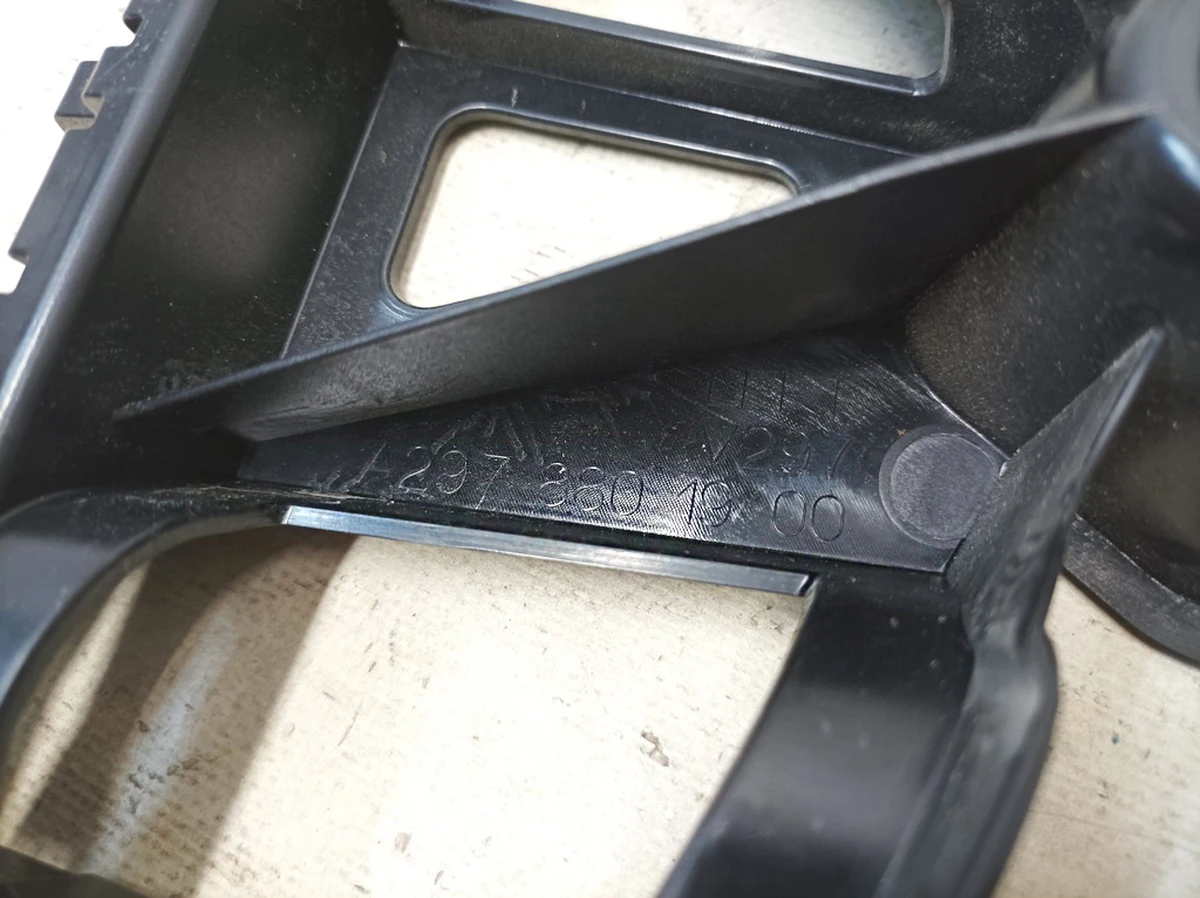 Направляюча бампера заднього ліва з пошкодженням Mercedes EQS A2978801900