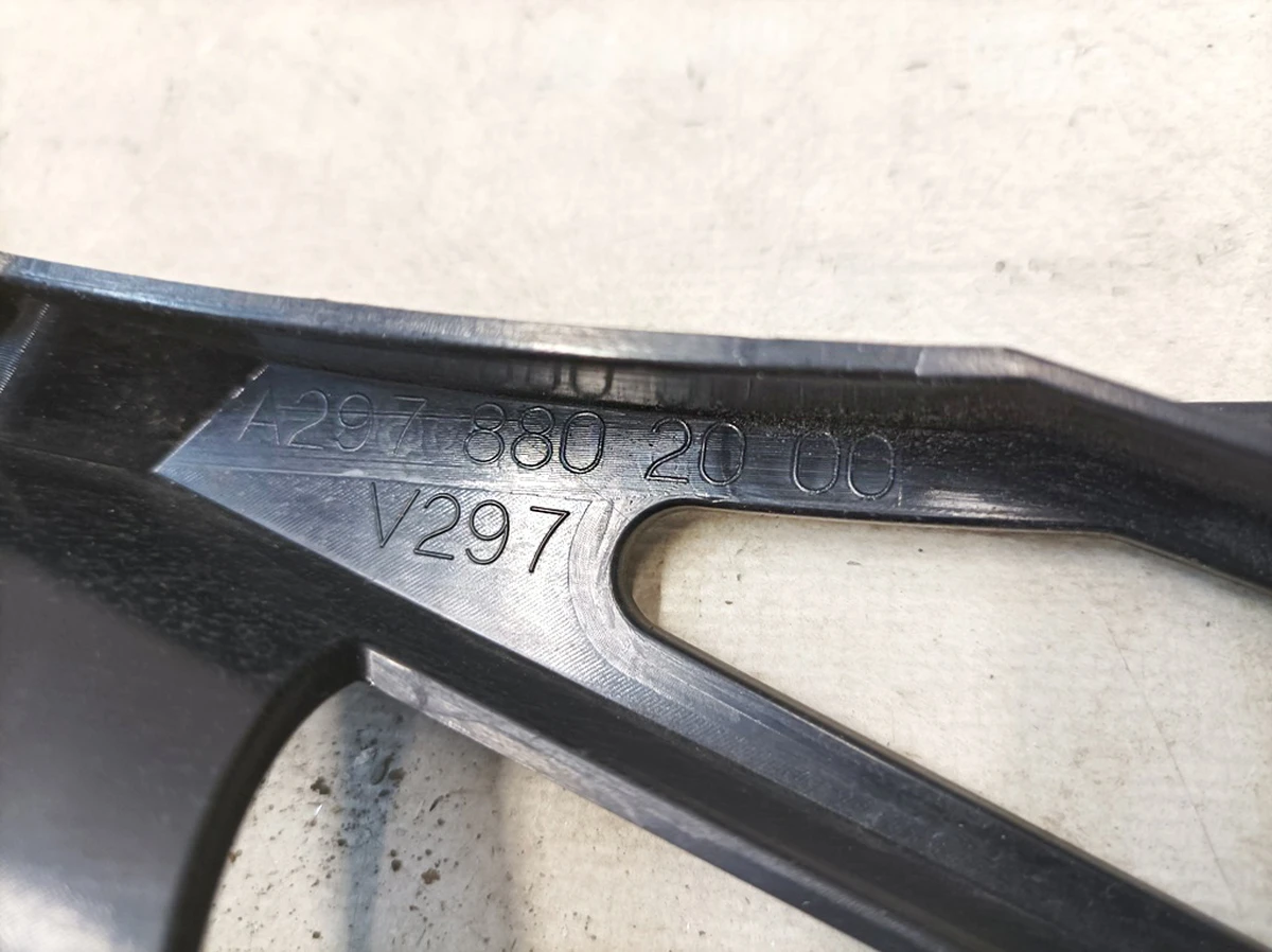 Направляющая бампера заднего правая с повреждением Mercedes EQS A2978802000