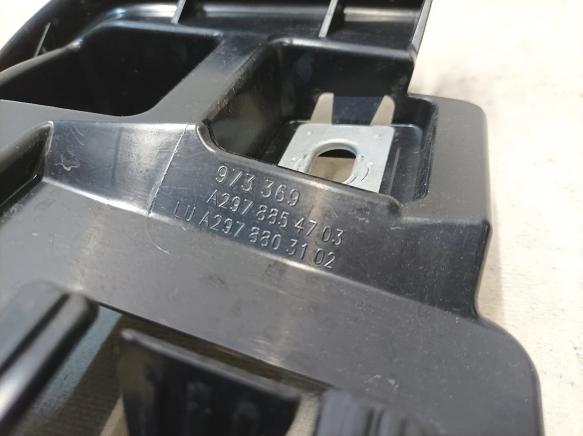 Кронштейн бампера заднього лівого Mercedes EQS A2978803102