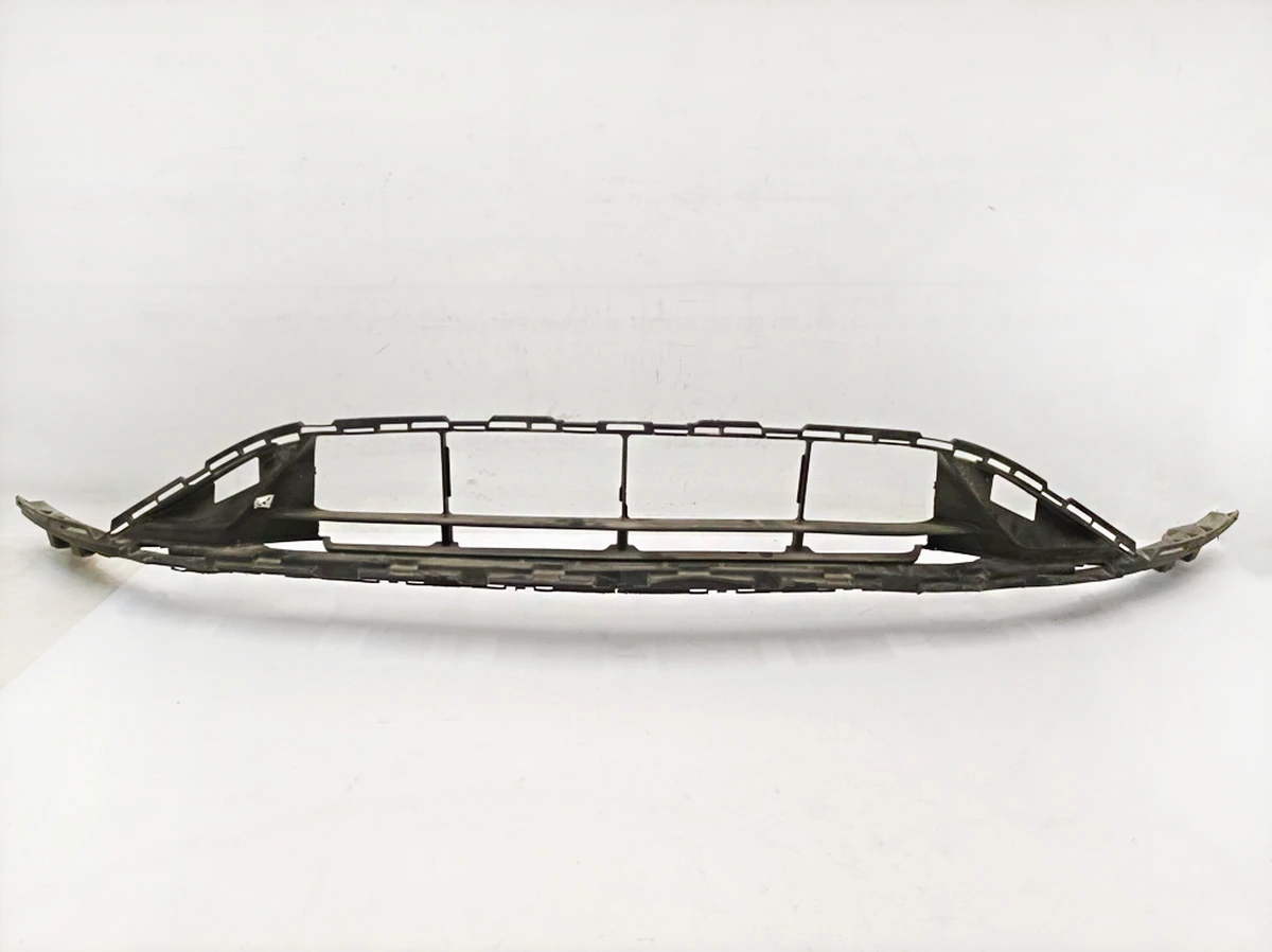 Решетка бампера переднего нижняя центральная (с мелкими повреждениями) Mercedes EQS A2978850002