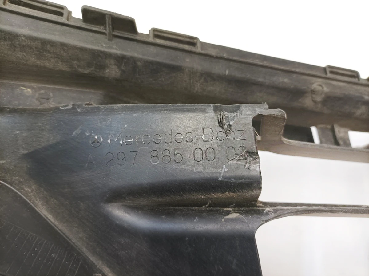 Решетка бампера переднего нижняя центральная (с мелкими повреждениями) Mercedes EQS A2978850002