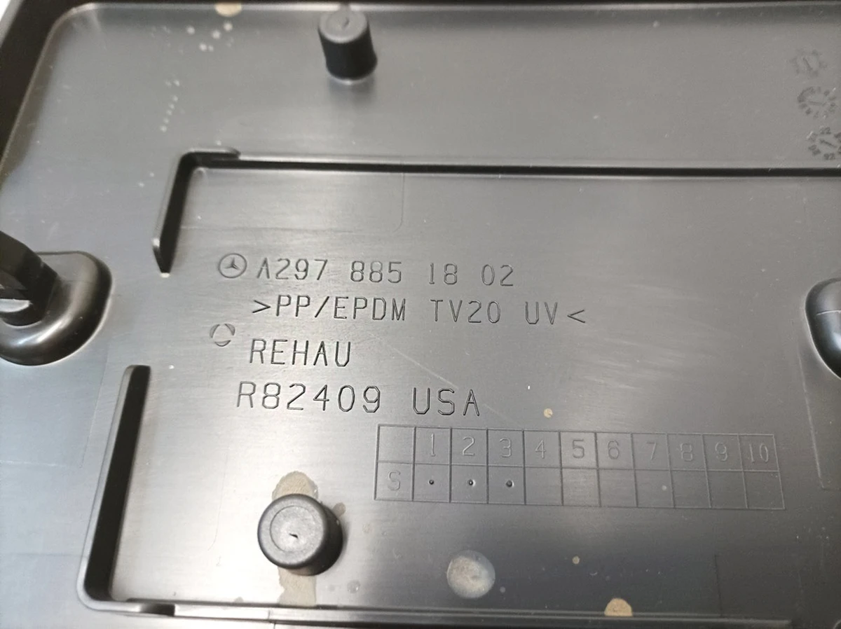 Накладка номерного знака переднего бампера Mercedes EQS A2978851802