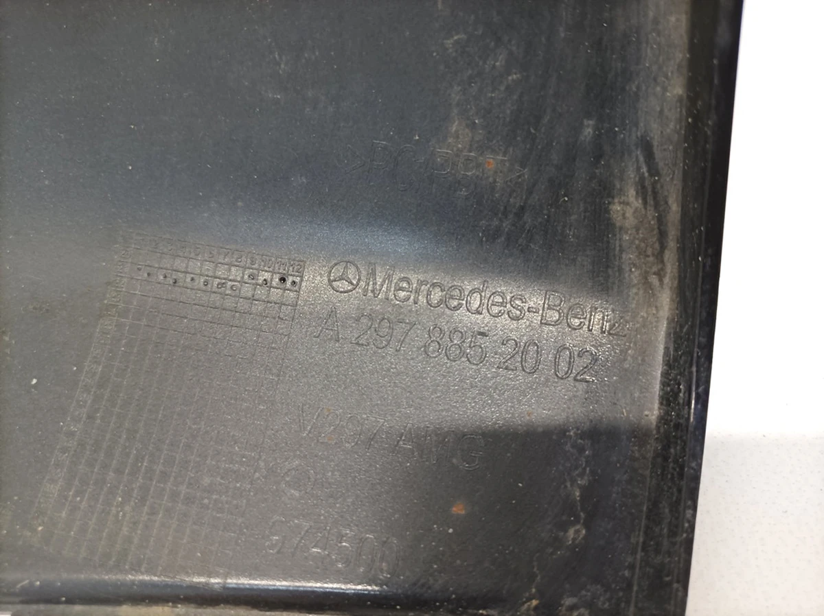 Решетка бампера переднего нижняя с повреждением Mercedes EQS A2978852002