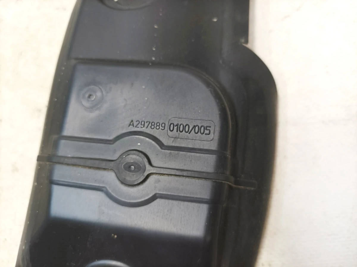 Ущільнювач крила переднього правого Mercedes EQS A2978890100