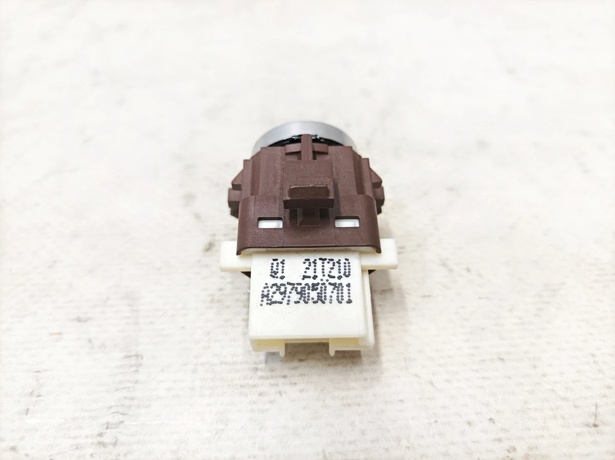 Кнопка открытия перчаточного ящика (бардачок) Mercedes EQS A2979050701