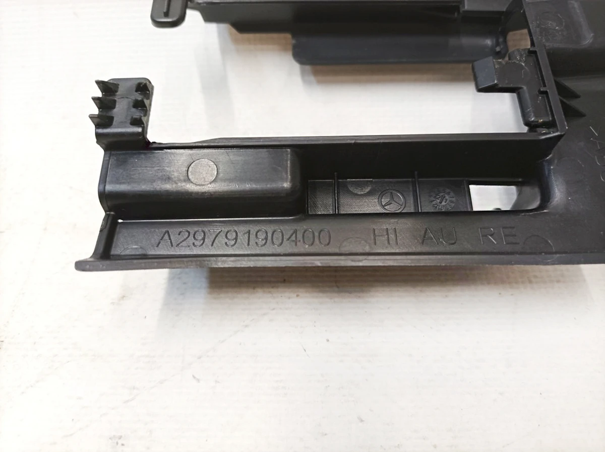 Накладка направляющей салазки внешняя задняя правая Mercedes EQS A2979190400