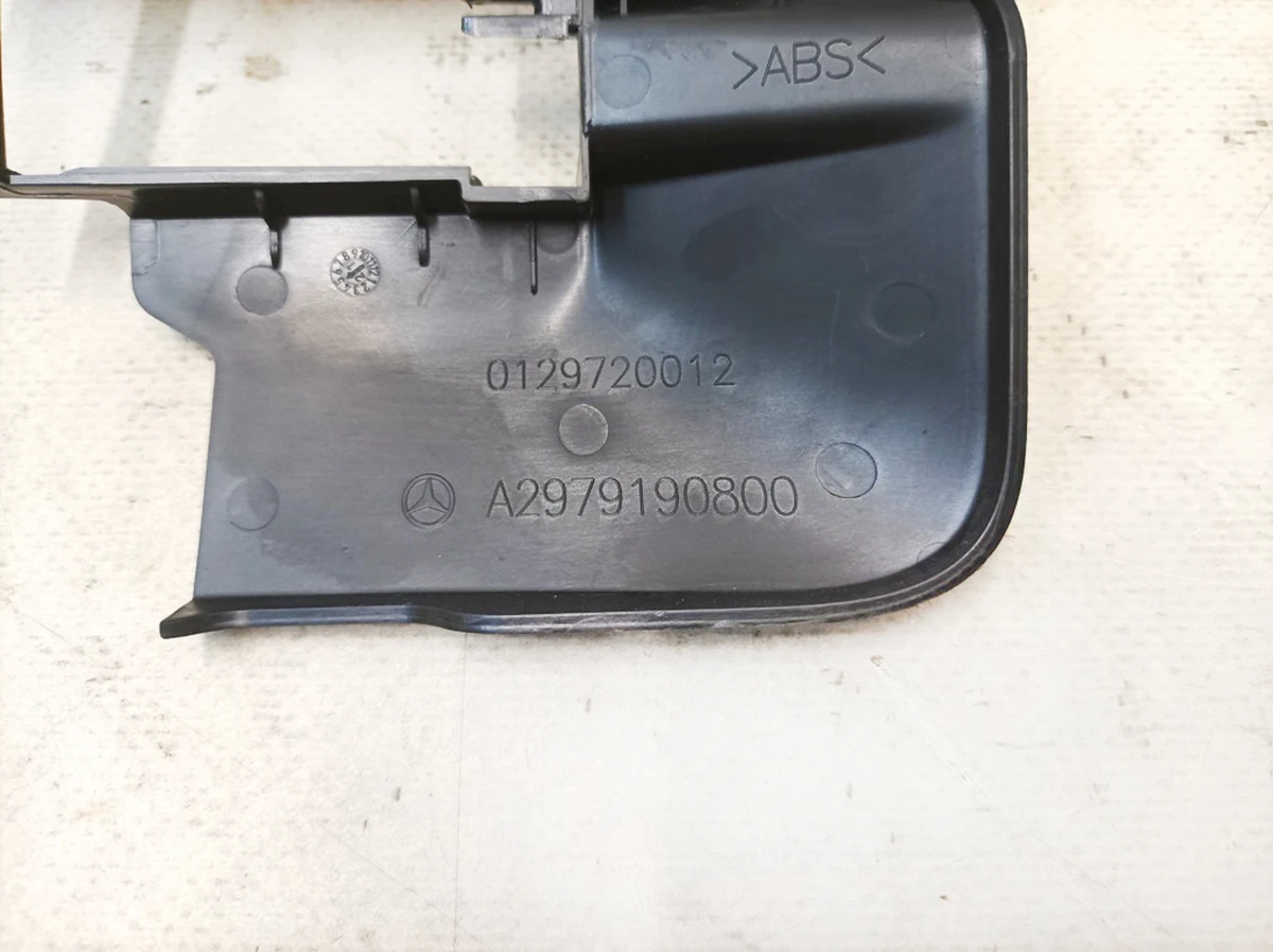 Накладка направляющей салазки внешняя передняя правая Mercedes EQS A2979190800