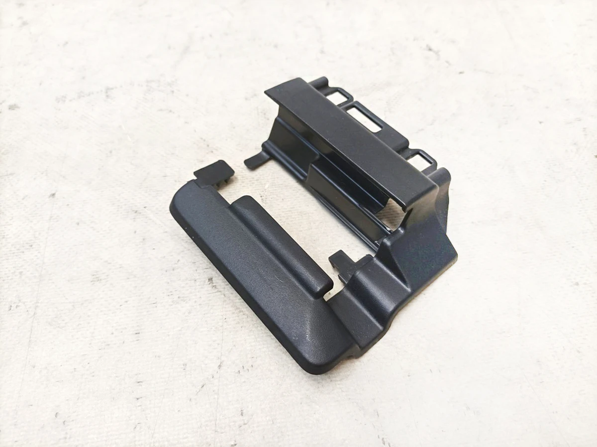 Накладка направляющей салазки внутренняя задняя левая Mercedes EQS A2979190900