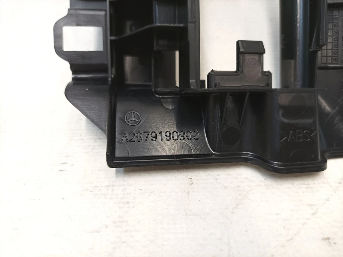 Накладка направляющей салазки внутренняя задняя левая Mercedes EQS A2979190900