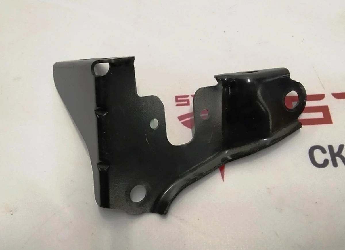 9 Кронштейн сиденья 2-го ряда правый Tesla model S 1006863-00-B