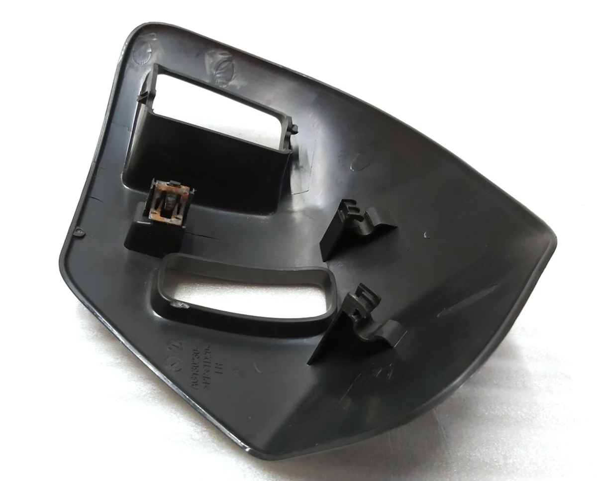 2 Декоративна накладка ручки замка подвійної спинки 2-го ряду сидінь Tesla model S, model REST 1030472-01-A