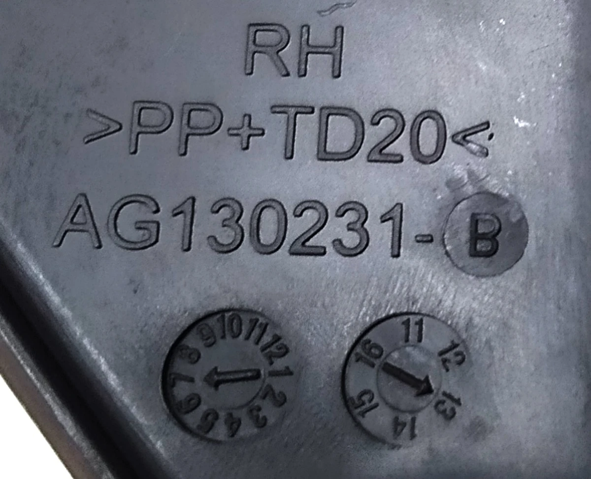 2 Декоративна накладка ручки замка одинарної спинки 2-го ряду сидінь Tesla model S, model S REST 1030476-01-A