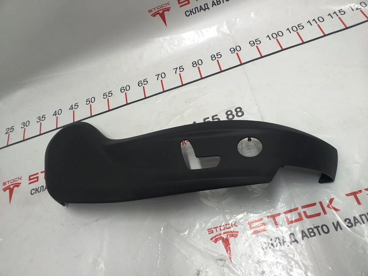 4 Накладка декоративна сидіння пасажира нижня права Tesla model S, model S REST 1013094-00-A