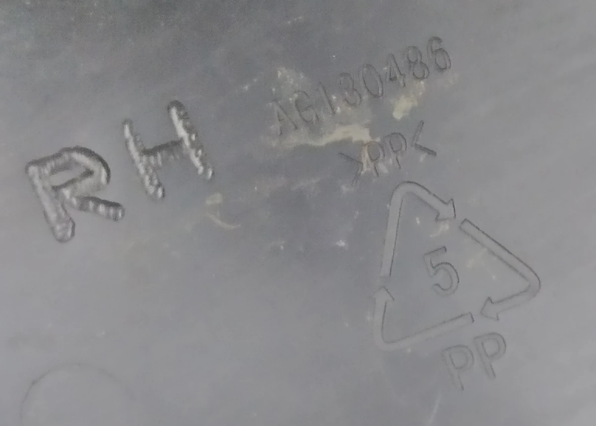 4 Накладка декоративна сидіння пасажира нижня права (з пошкодженням) Tesla model S, model S REST 1013094-00-A