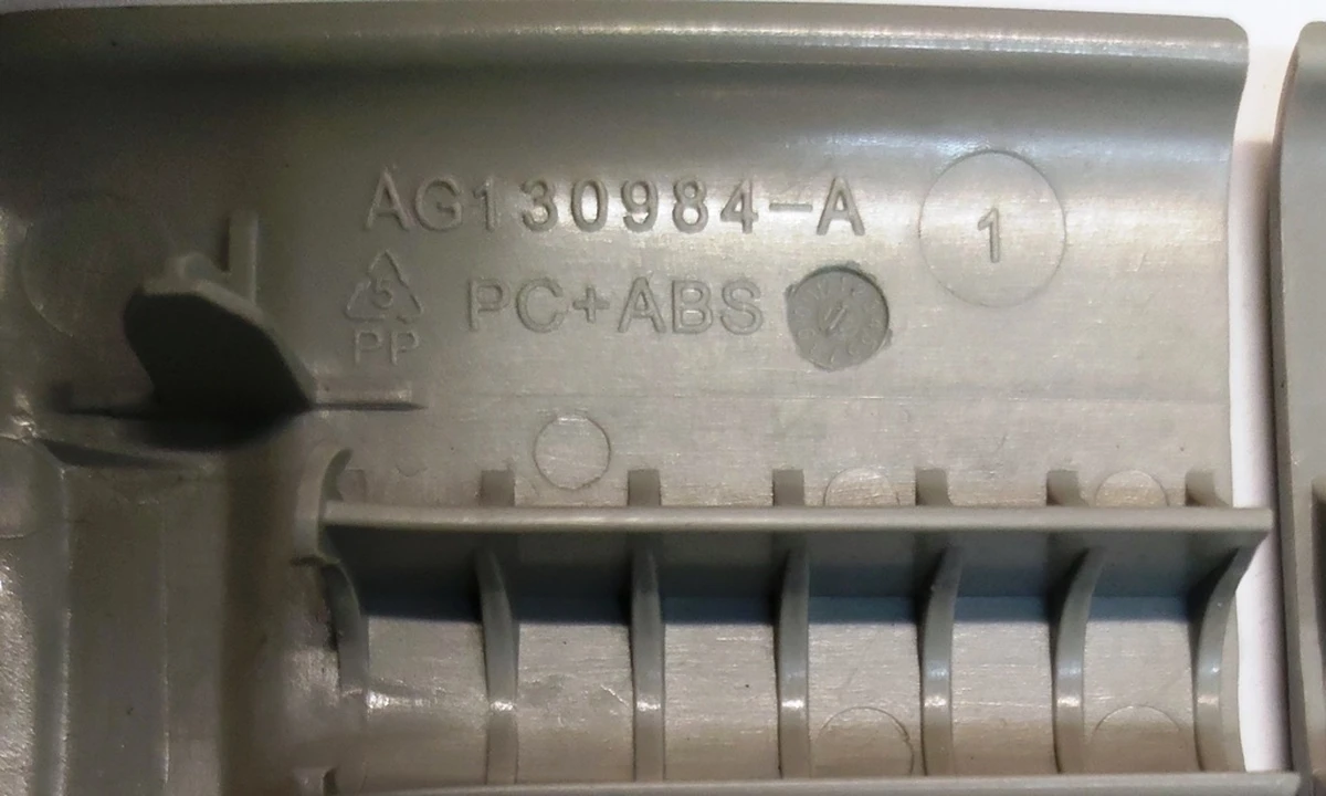 25 Накладка декоративная ремня безопасности сиденья 2-го ряда двойного GRAY Tesla model S, model S REST 1013163-04-A