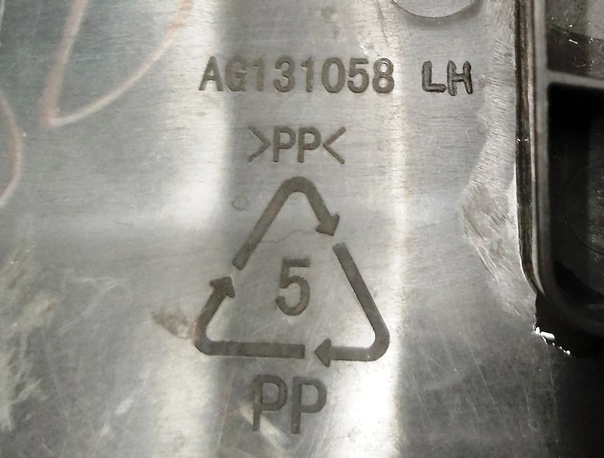 2 Накладка декоративна водія сидіння нижня права з пошкодженням Tesla model S, model S REST 1013076-00-A