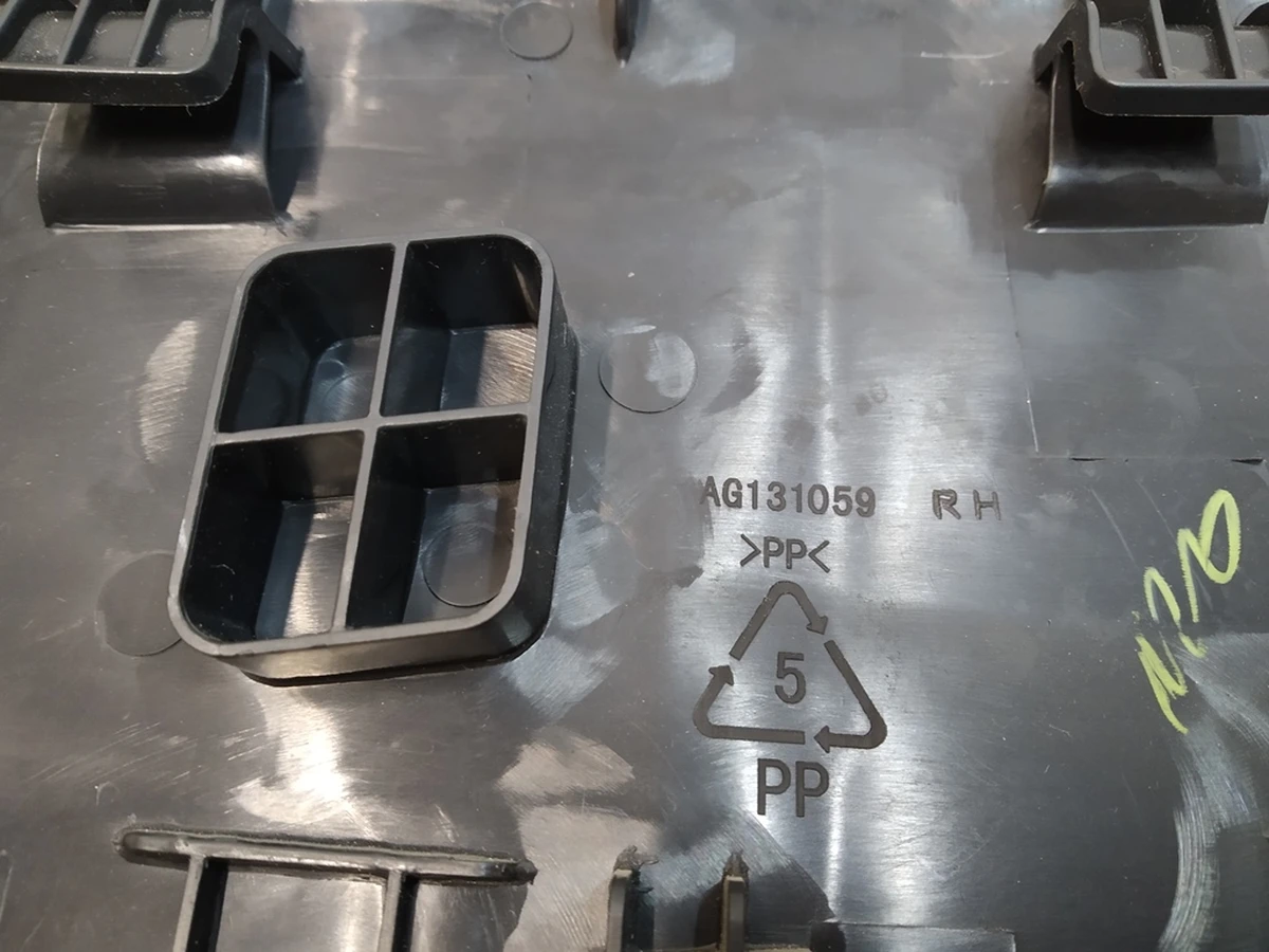 3 Накладка декоративна сидіння пасажира нижня ліва (пошкодження) Tesla model S, model S REST 1013093-00-A