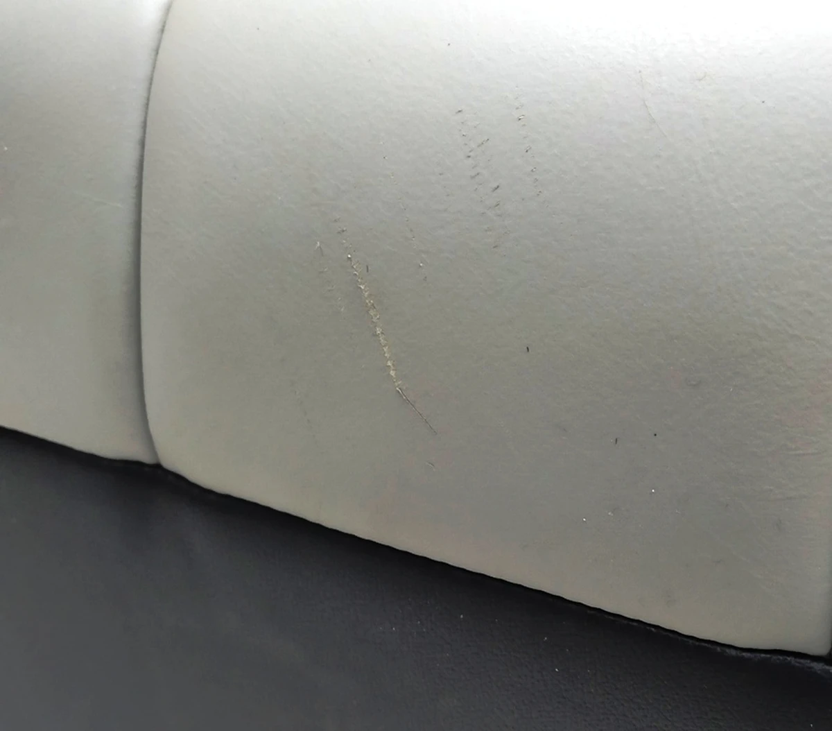 Обшивка дивана 2-го ряда PERF GRAY (PERF SED LVC) (мелкая царапина) Tesla model S, model S REST 1030571-04-A