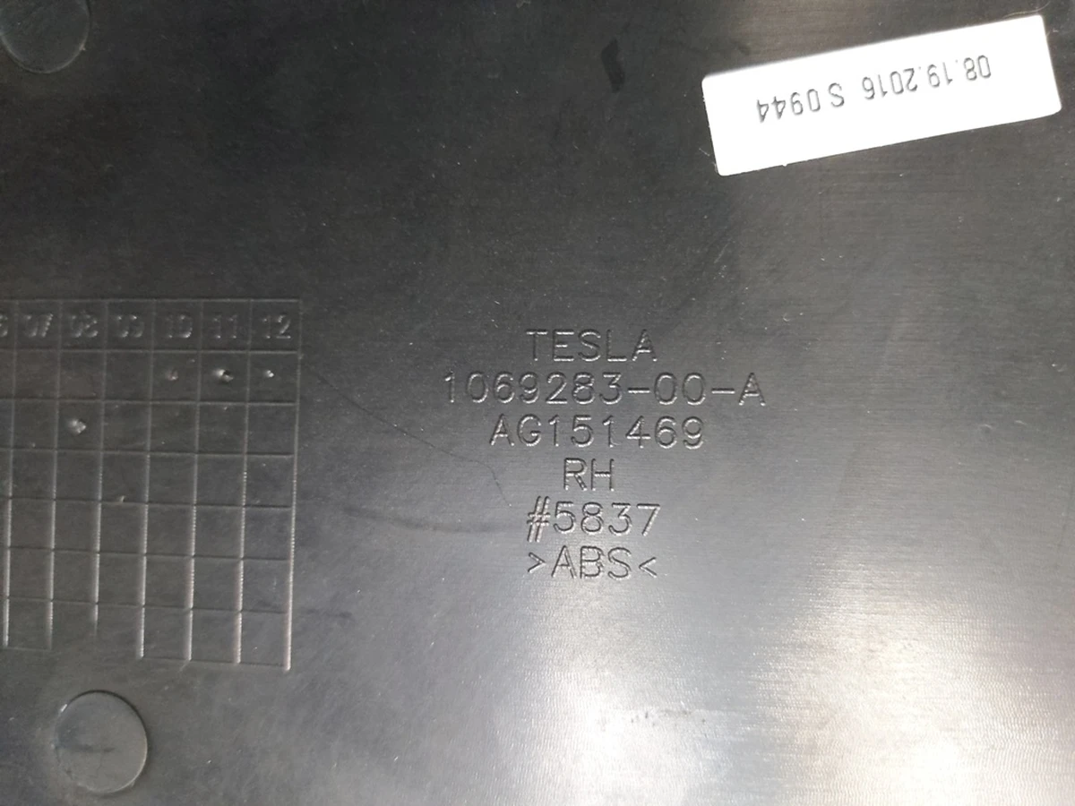 Decorative trim for 2nd row seats, lower right Tesla model X 1069283-00-A