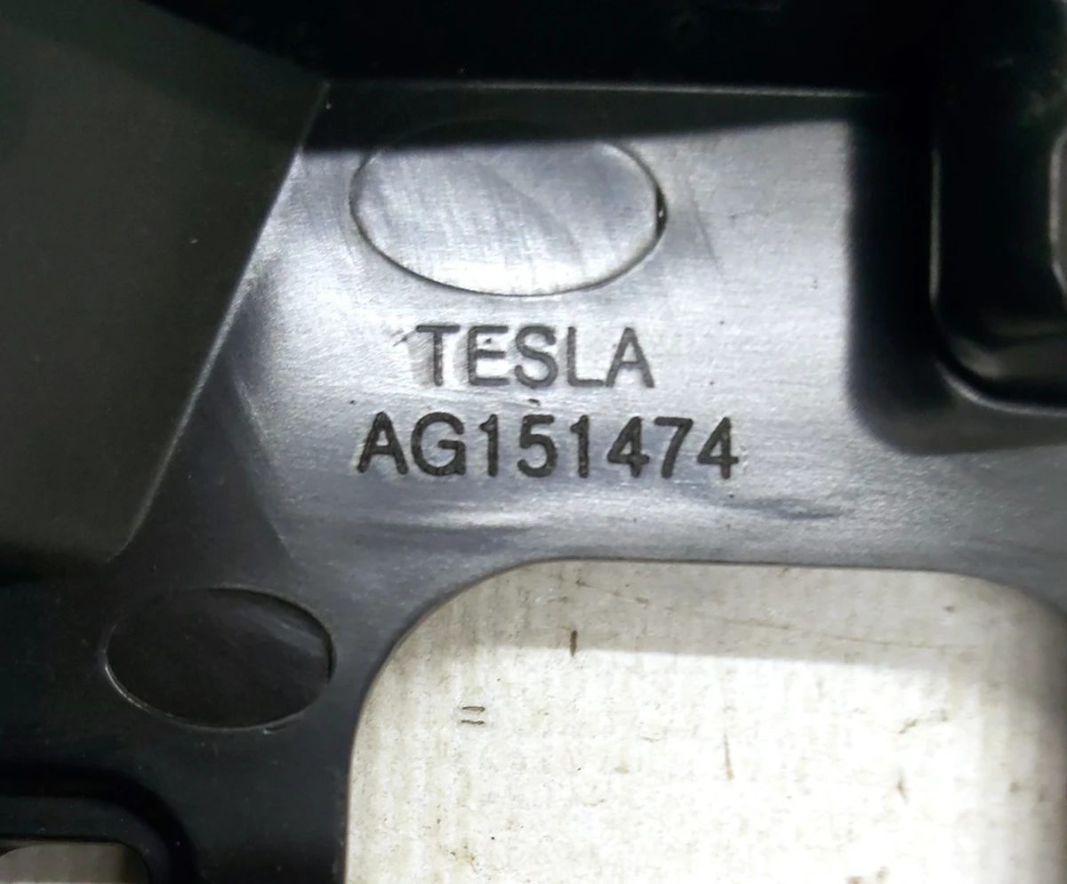 Накладка декоративна подіума сидіння 2-го ряду нижня ззаду з ушкодженням Tesla model X AG151474