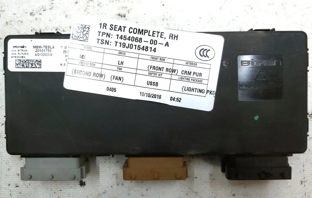 8 Блок керування сидіння пасажирського водія некондиція Tesla model S REST, model X 1072740-00-A