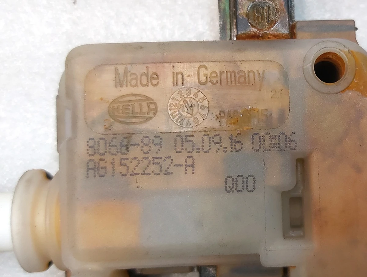 4 Привод механизма разблокировки сиденья 3-го ряда Tesla model X, model X Mar 2021 1098416-00-A