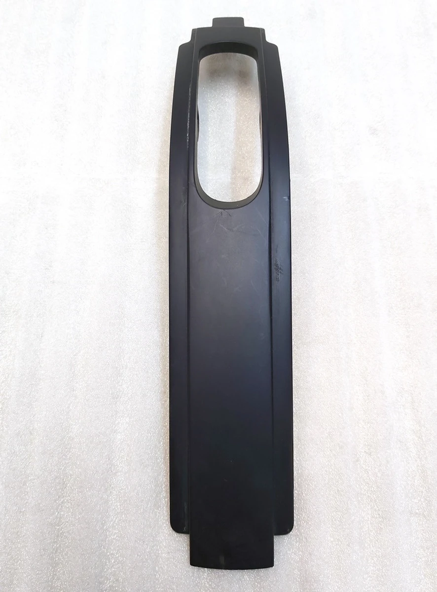 Накладка декоративная сиденья 2-го ряда правого нижняя передняя с повреждением Tesla model X 1066624-00-A