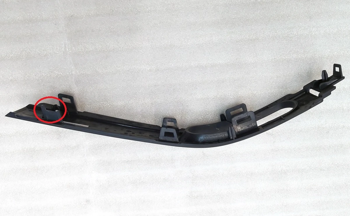 Накладка декоративная сиденья 2-го ряда правого нижняя передняя с повреждением Tesla model X 1066624-00-A