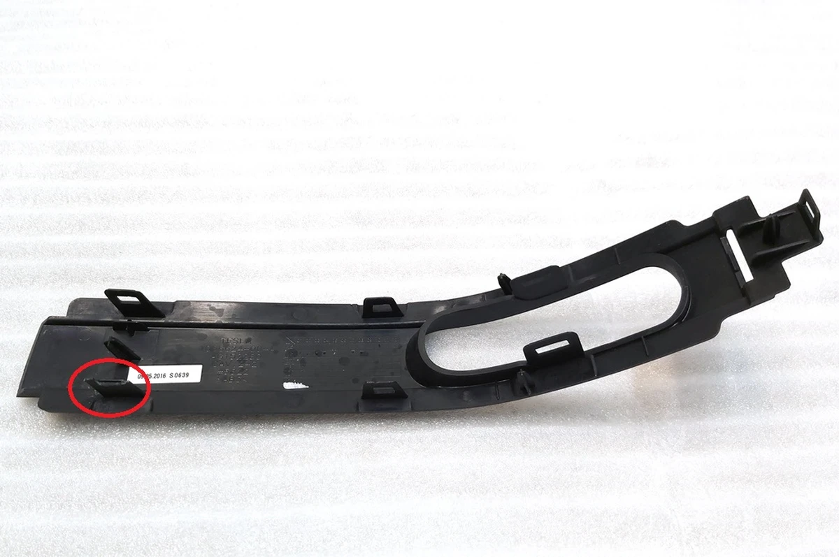 MX 2ND ROW MONOPOST CENTER STRIP FRONT Tesla model X 1066624-00-A