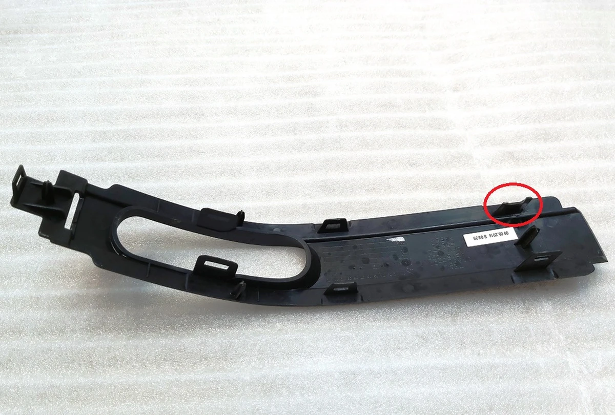 MX 2ND ROW MONOPOST CENTER STRIP FRONT Tesla model X 1066624-00-A