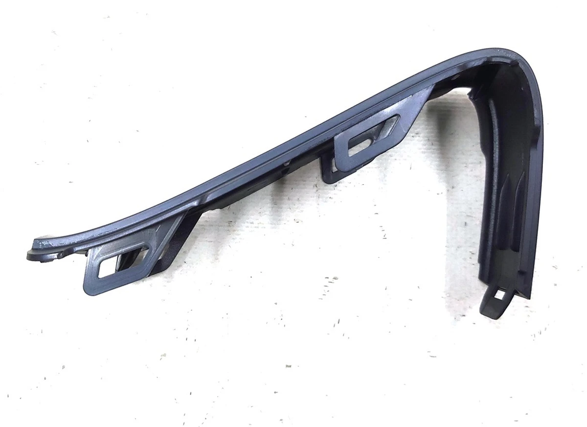 MX 2ND ROW MONOPOST CENTER STRIP REAR Tesla model X 1066625-00-A