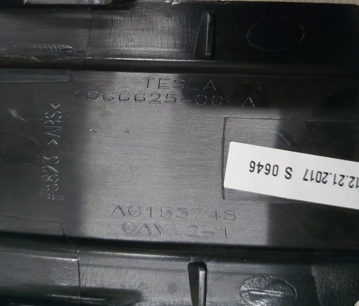 MX 2ND ROW MONOPOST CENTER STRIP REAR Tesla model X 1066625-00-A