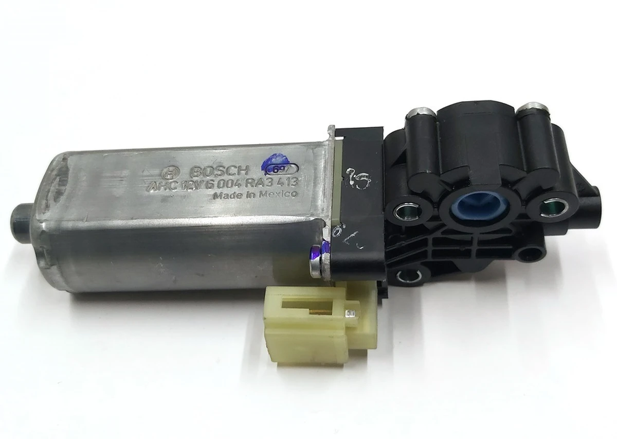 1 Электродвигатель механизма перемещения (салазок) одинарного правого сиденья 2-го ряда Tesla model X AG155967-A1