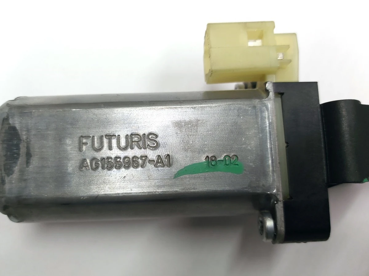 1 Электродвигатель механизма перемещения (салазок) одинарного правого сиденья 2-го ряда Tesla model X AG155967-A1