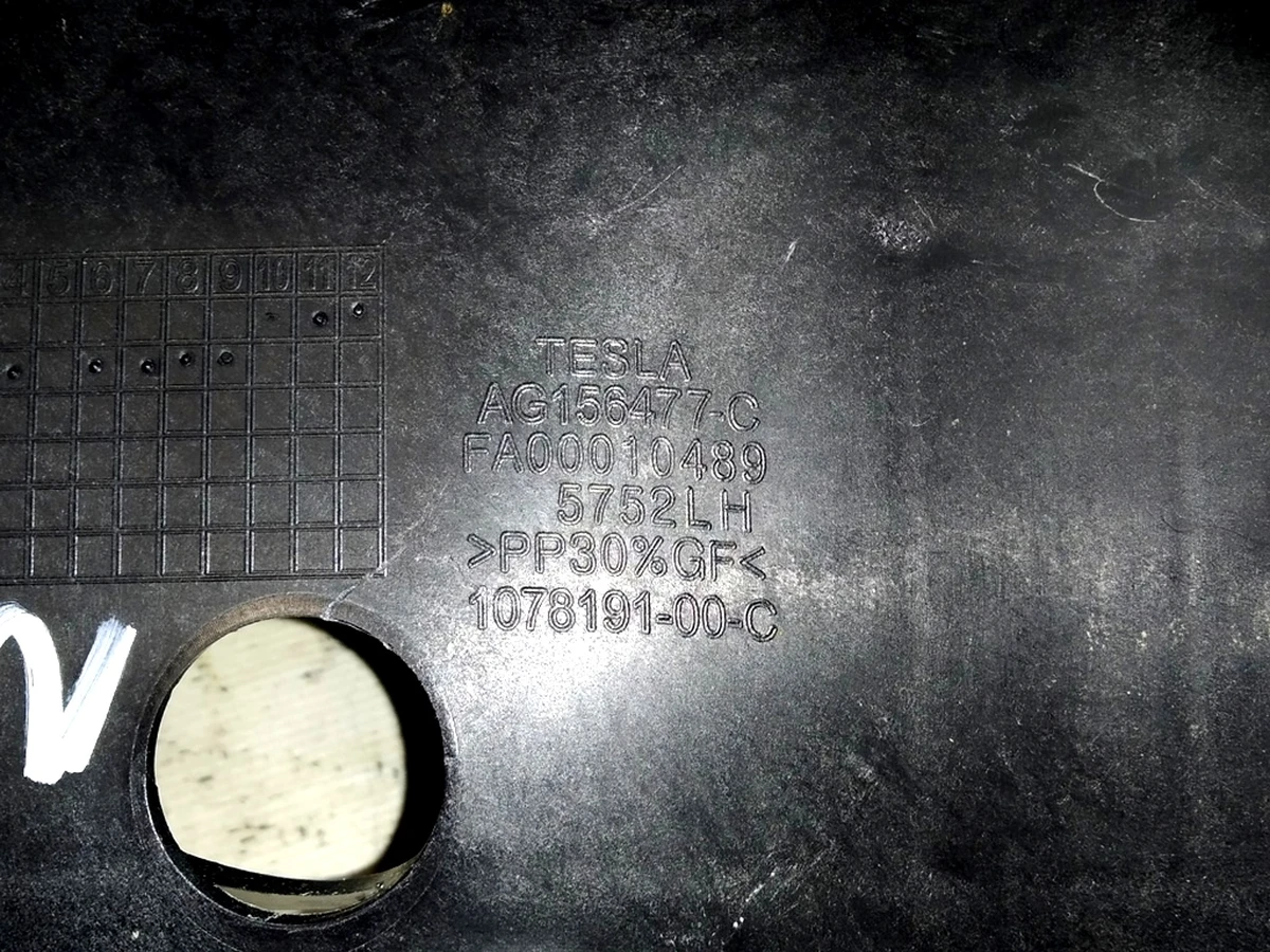 1 Каркас нижньої частини сидіння 2-го ряду лівого пластик Tesla Model X 1078191-00-C