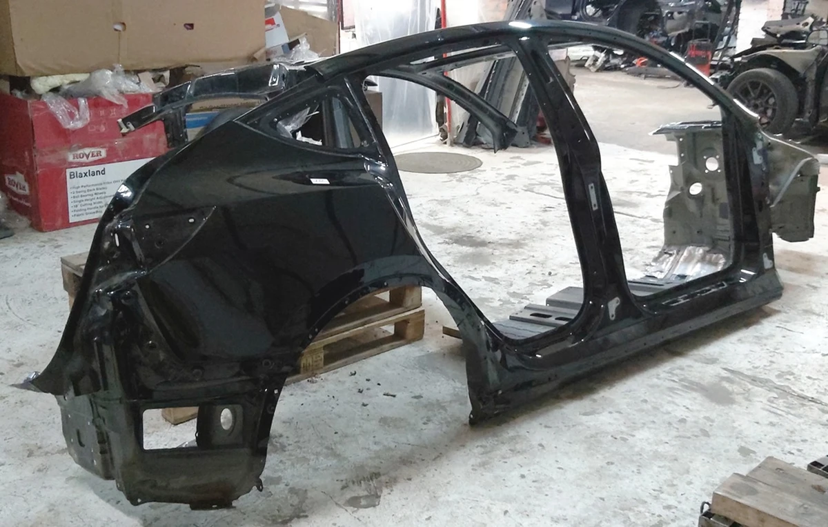 Кузов правая сторона с крышей и фрагментом левой стойки B Tesla model Y Body 70