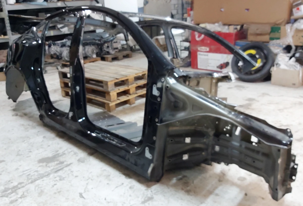 Кузов правая сторона с крышей и фрагментом левой стойки B Tesla model Y Body 70