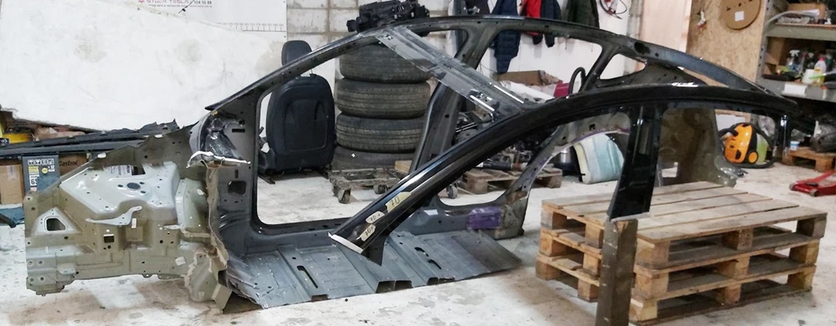 Кузов правая сторона с крышей и фрагментом левой стойки B Tesla model Y Body 70