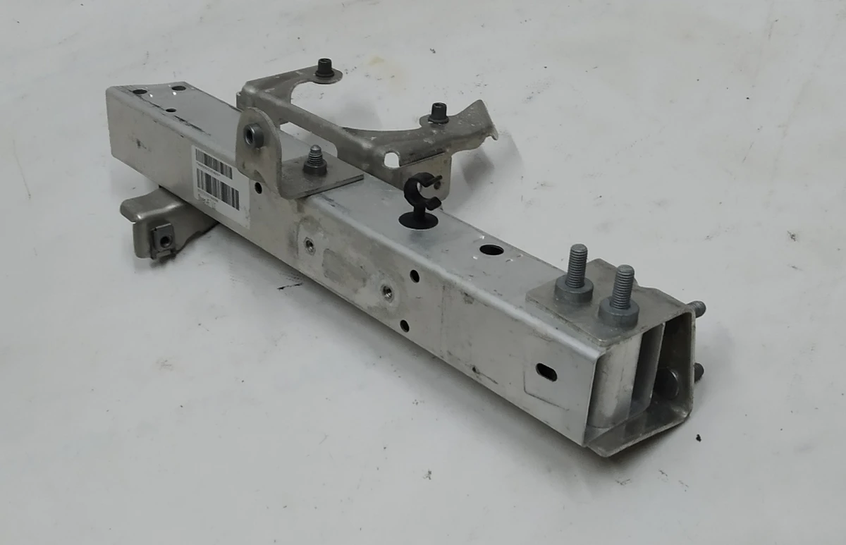 Деформирующийся элемент (стакан) верхнего усилителя бампера переднего левый в сборе с кронштейном крепления BMW I3 51647296805