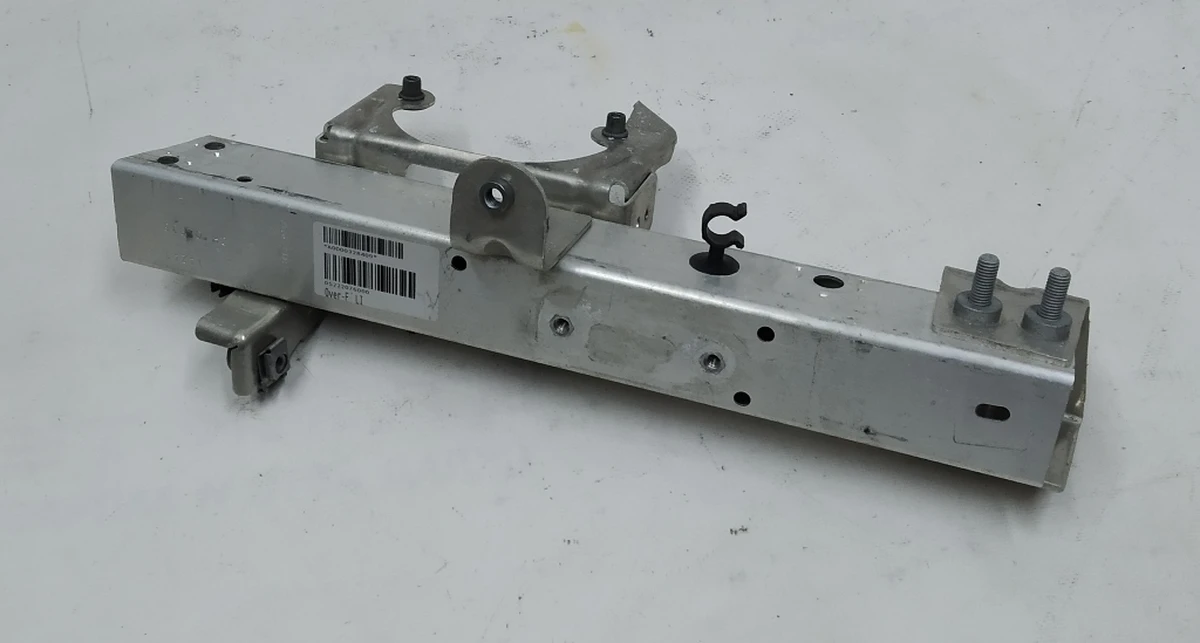 Деформирующийся элемент (стакан) верхнего усилителя бампера переднего левый в сборе с кронштейном крепления BMW I3 51647296805