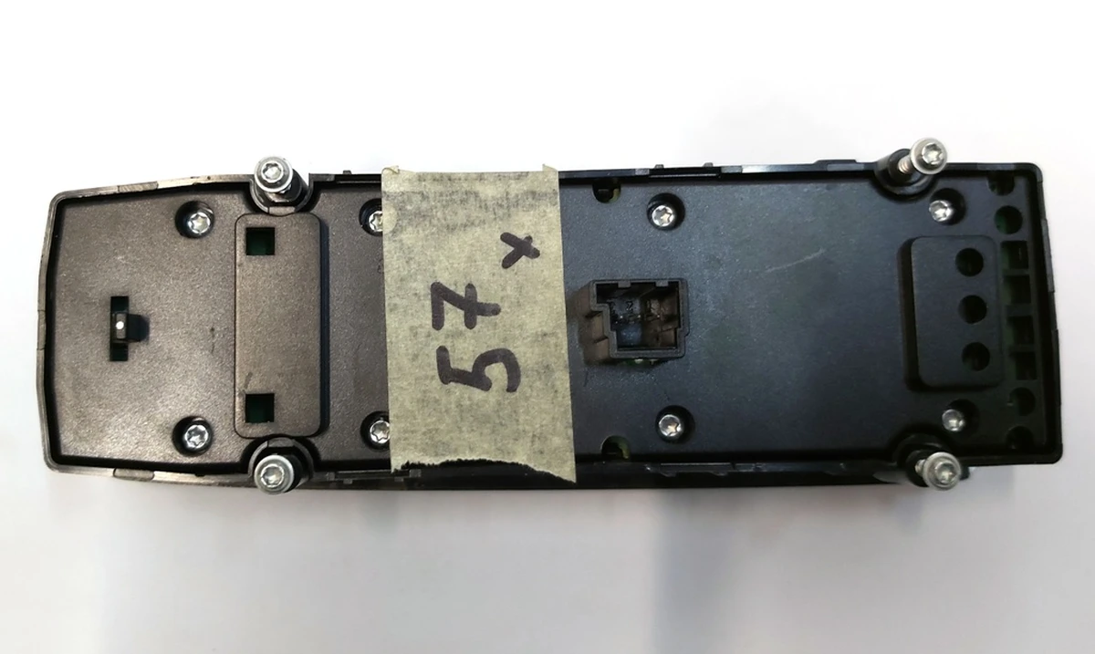 21 Блок управления стеклоподъёмниками и зеркалами водительской двери Tesla Model S, Model S REST, Model X 1028641-X0-A