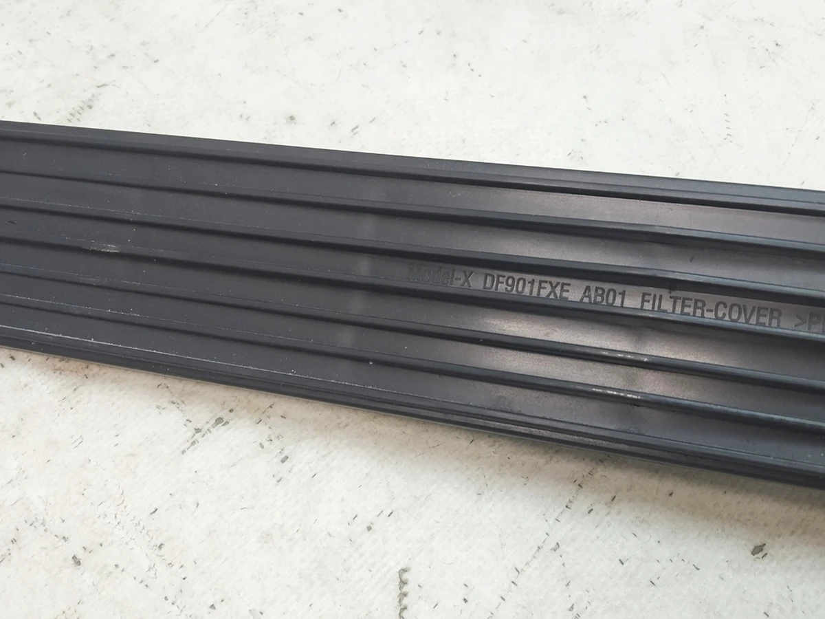 6 Крышка фильтра угольного салона печки кондиционера Tesla Model X 1039042-00-B